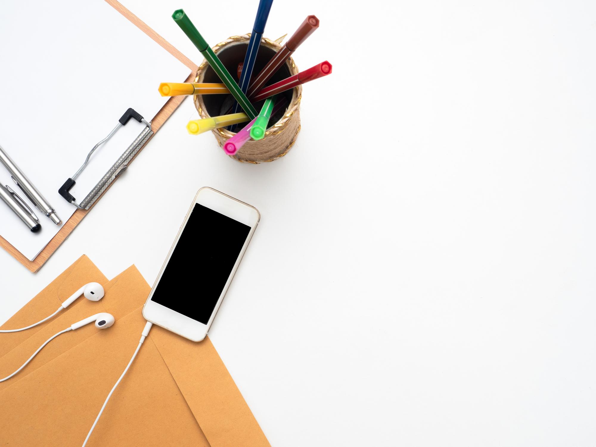 Darbo stalas su siuvinėjimo priemonėmis